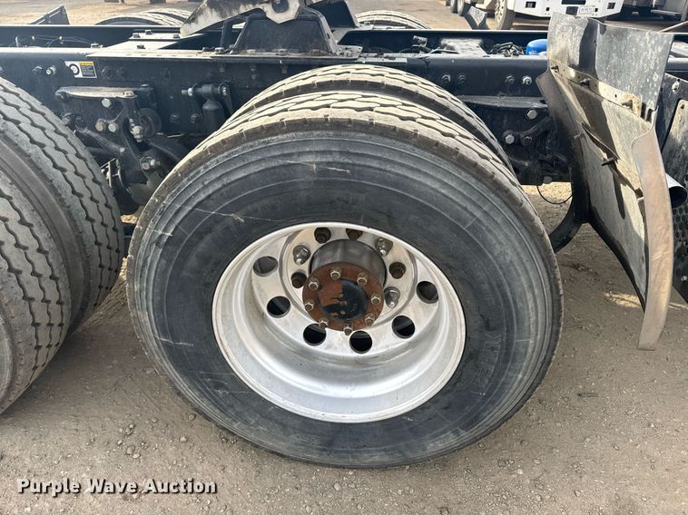 image for item DY7000 2021 Kenworth T880 semi truck