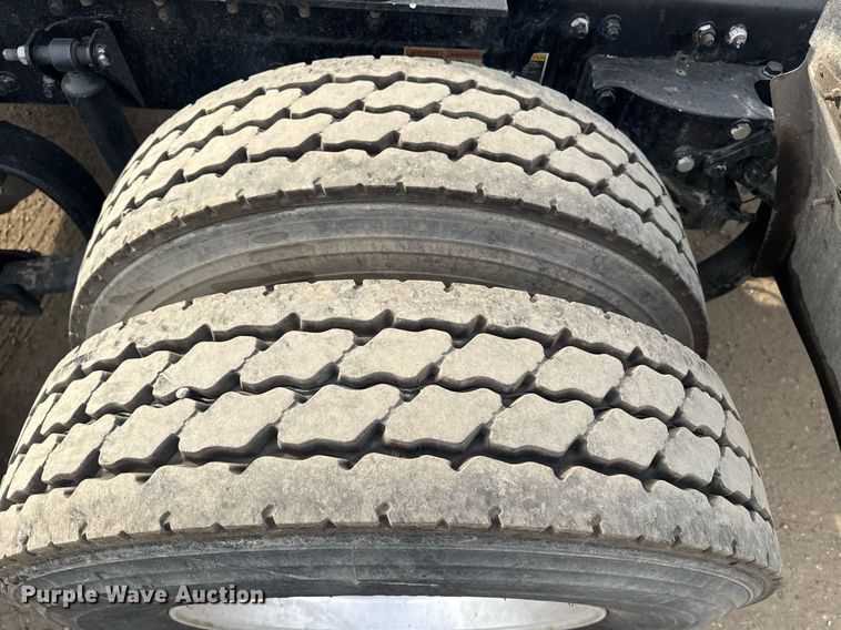 image for item DY7000 2021 Kenworth T880 semi truck