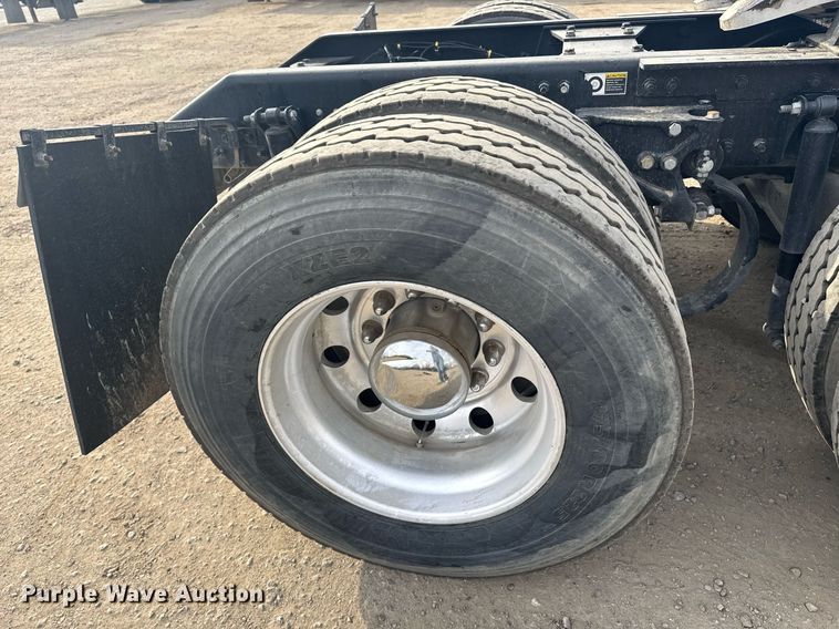 image for item DY7000 2021 Kenworth T880 semi truck