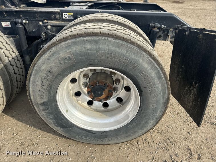 image for item DY7000 2021 Kenworth T880 semi truck