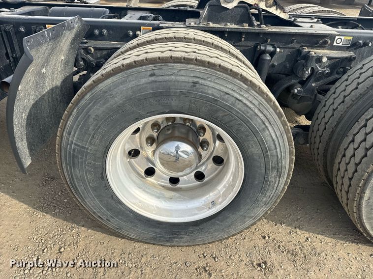 image for item DY7000 2021 Kenworth T880 semi truck