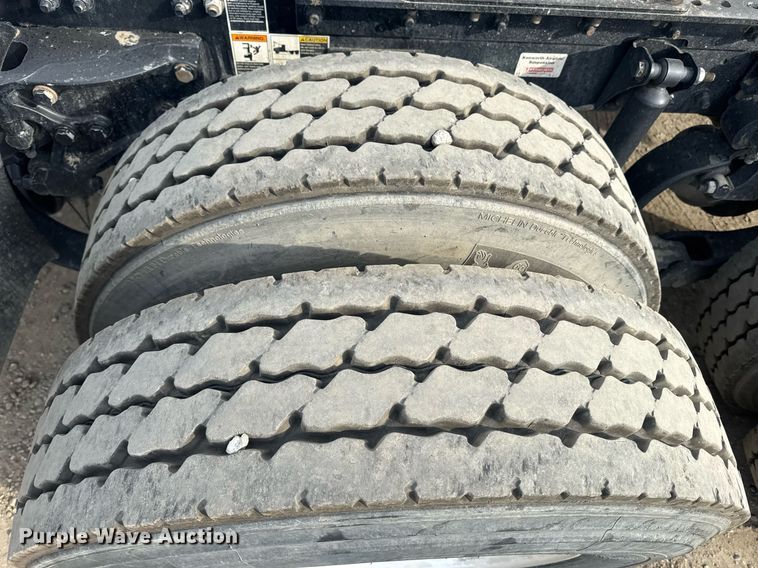 image for item DY7000 2021 Kenworth T880 semi truck