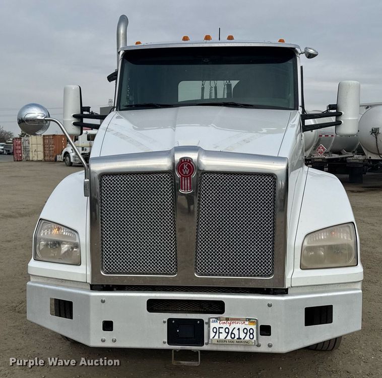 image for item DY7001 2021 Kenworth T880 semi truck