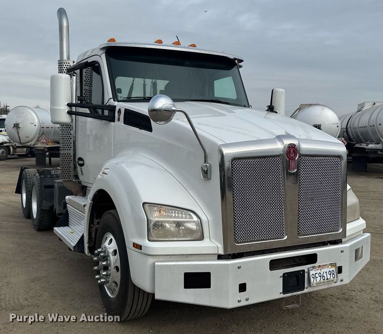 image for item DY7001 2021 Kenworth T880 semi truck
