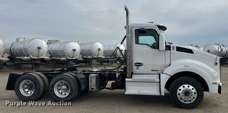 image for item DY7001 2021 Kenworth T880 semi truck