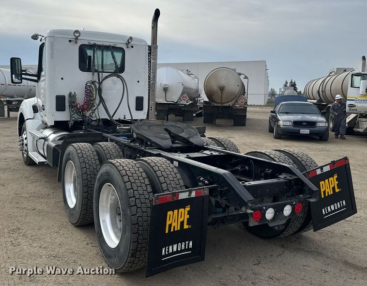 image for item DY7001 2021 Kenworth T880 semi truck