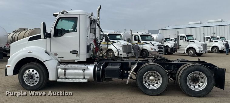 image for item DY7001 2021 Kenworth T880 semi truck