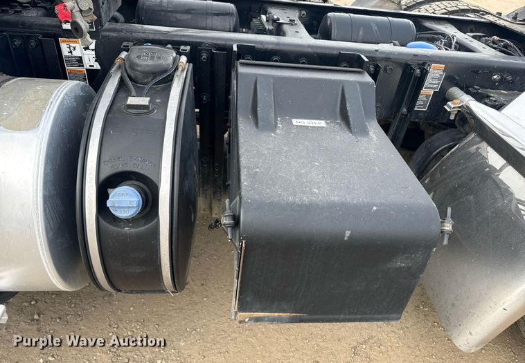 image for item DY7001 2021 Kenworth T880 semi truck