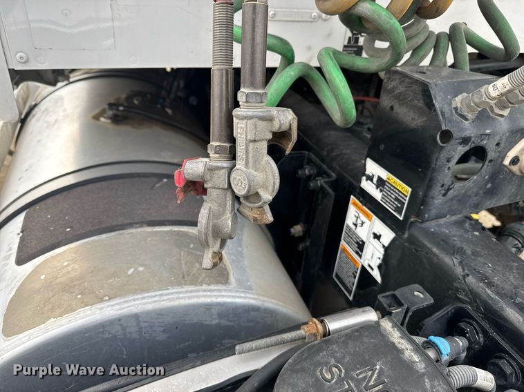 image for item DY7001 2021 Kenworth T880 semi truck