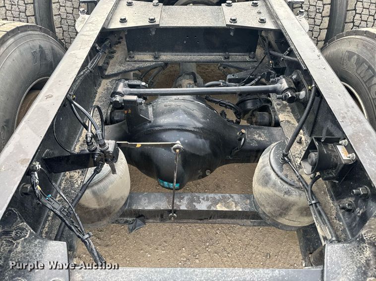 image for item DY7001 2021 Kenworth T880 semi truck