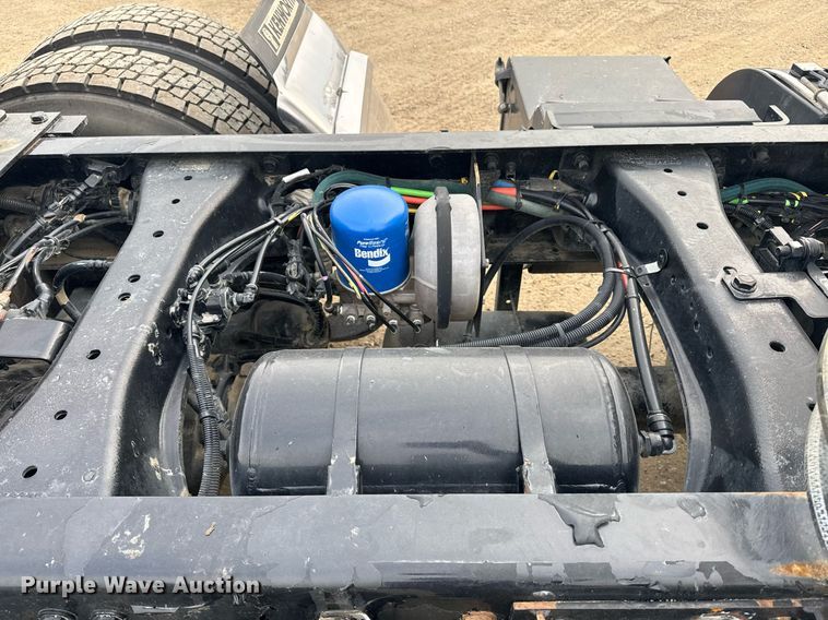 image for item DY7001 2021 Kenworth T880 semi truck