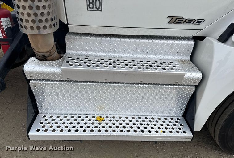 image for item DY7001 2021 Kenworth T880 semi truck