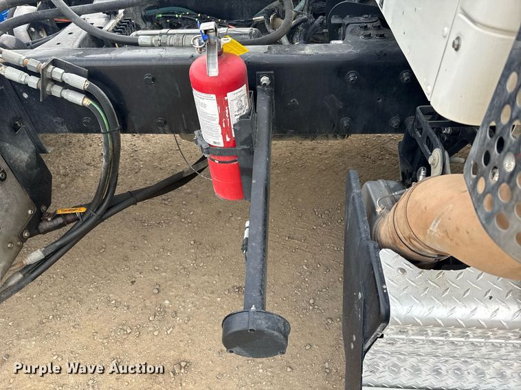 image for item DY7001 2021 Kenworth T880 semi truck