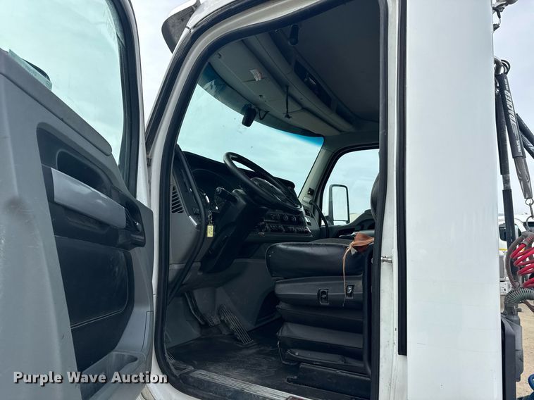 image for item DY7001 2021 Kenworth T880 semi truck