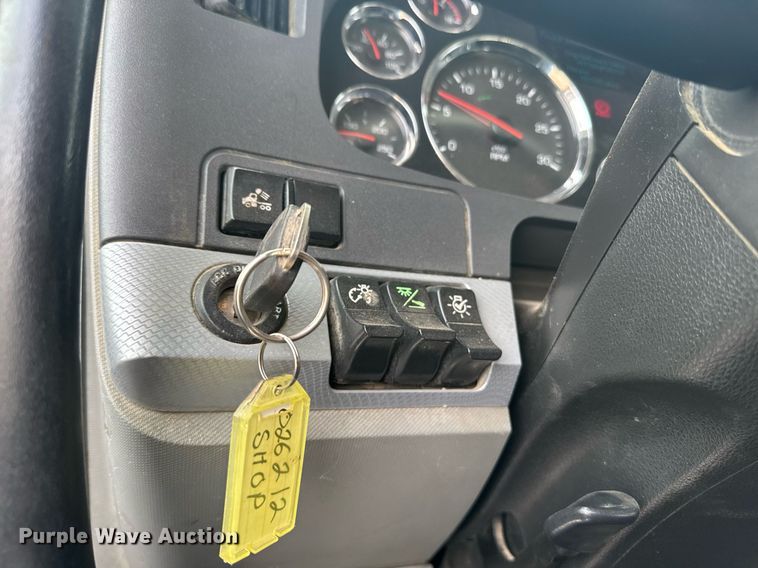 image for item DY7001 2021 Kenworth T880 semi truck