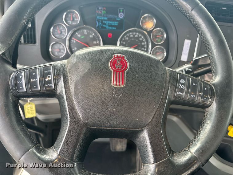 image for item DY7001 2021 Kenworth T880 semi truck