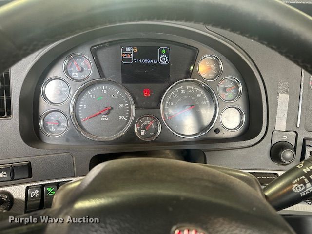 image for item DY7001 2021 Kenworth T880 semi truck