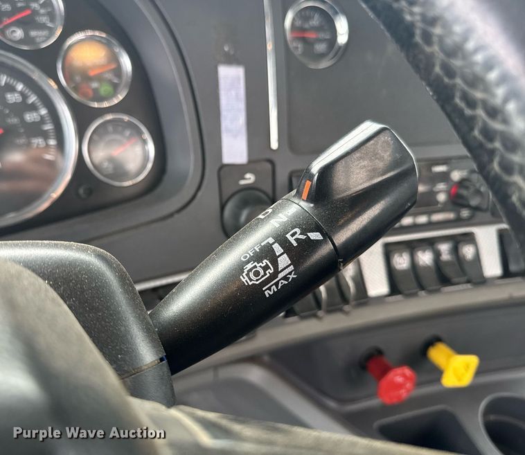 image for item DY7001 2021 Kenworth T880 semi truck