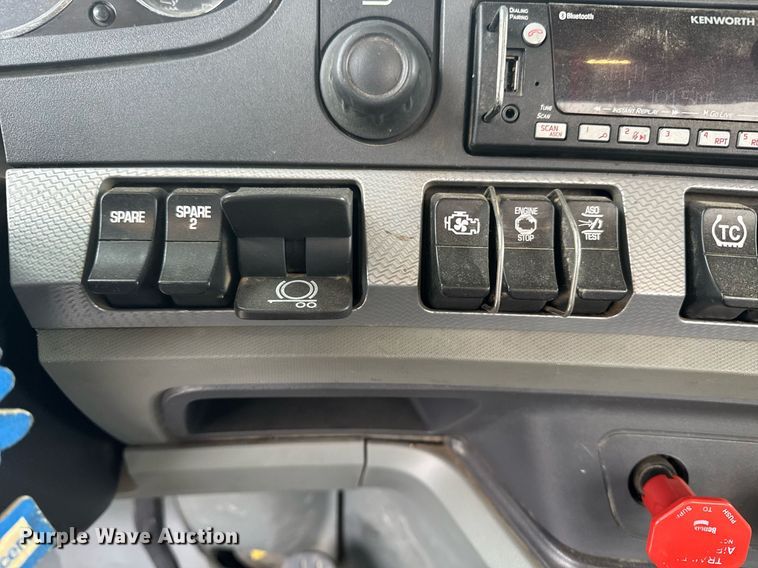 image for item DY7001 2021 Kenworth T880 semi truck