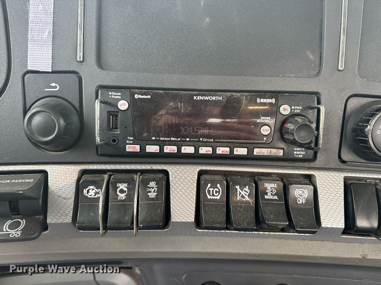 image for item DY7001 2021 Kenworth T880 semi truck