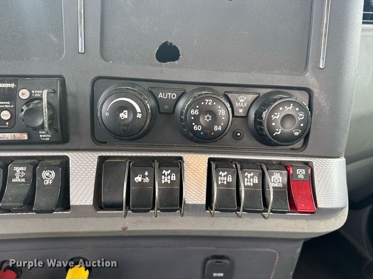 image for item DY7001 2021 Kenworth T880 semi truck