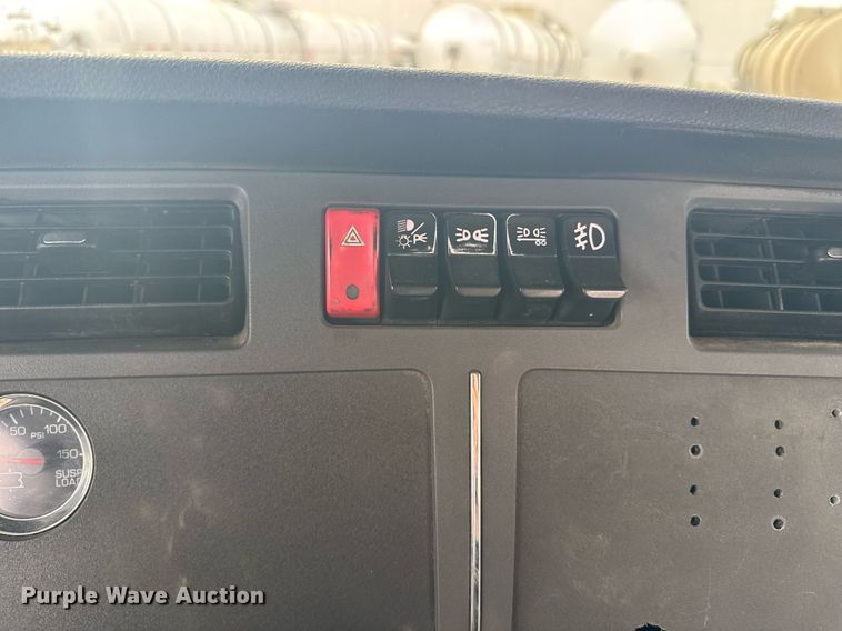 image for item DY7001 2021 Kenworth T880 semi truck