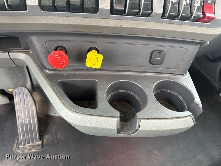 image for item DY7001 2021 Kenworth T880 semi truck