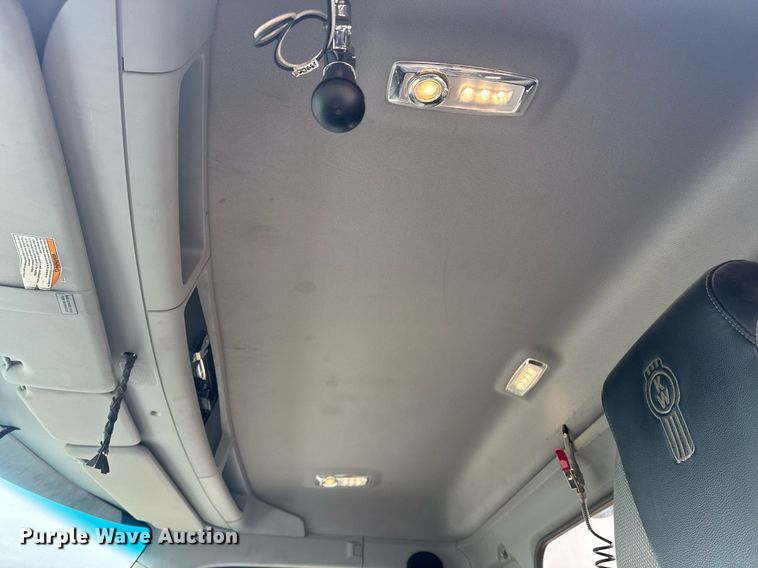 image for item DY7001 2021 Kenworth T880 semi truck