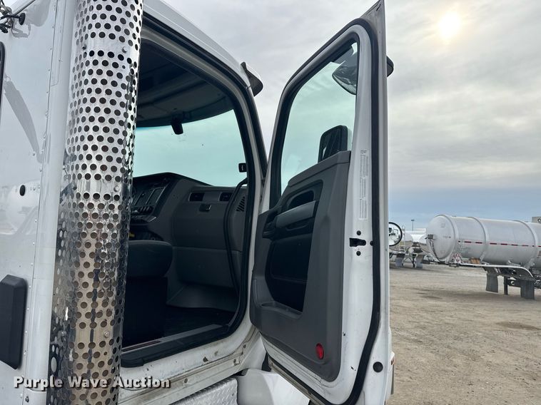 image for item DY7001 2021 Kenworth T880 semi truck