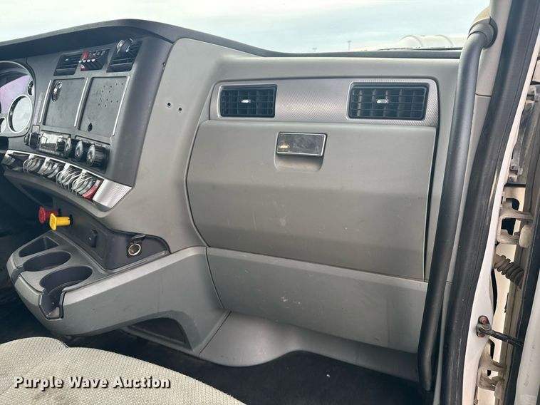 image for item DY7001 2021 Kenworth T880 semi truck