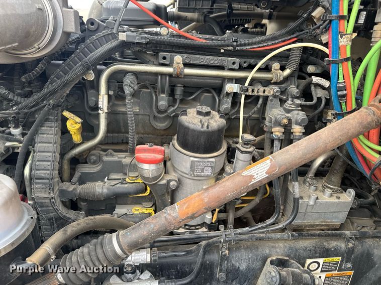 image for item DY7001 2021 Kenworth T880 semi truck