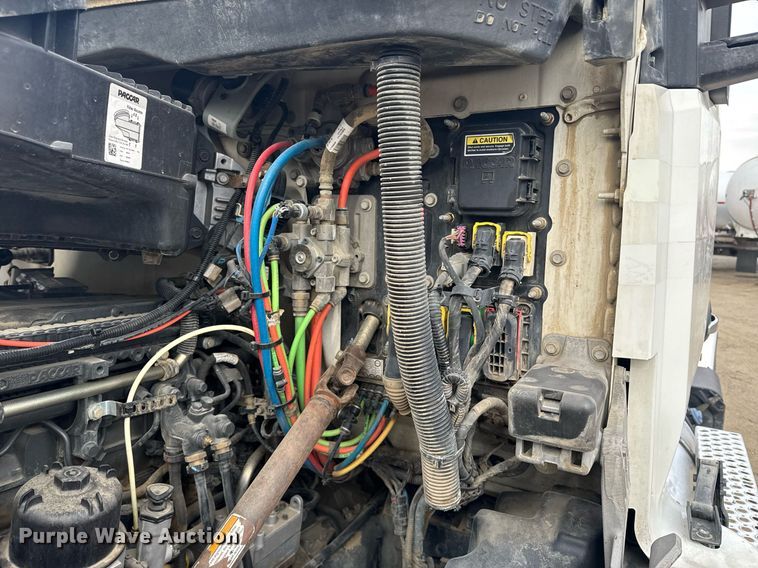 image for item DY7001 2021 Kenworth T880 semi truck