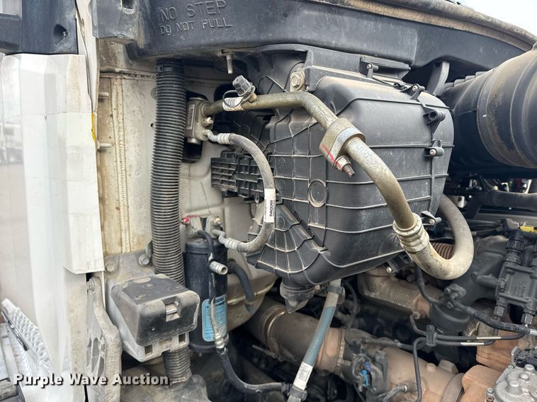 image for item DY7001 2021 Kenworth T880 semi truck