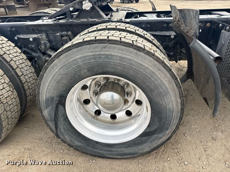 image for item DY7001 2021 Kenworth T880 semi truck