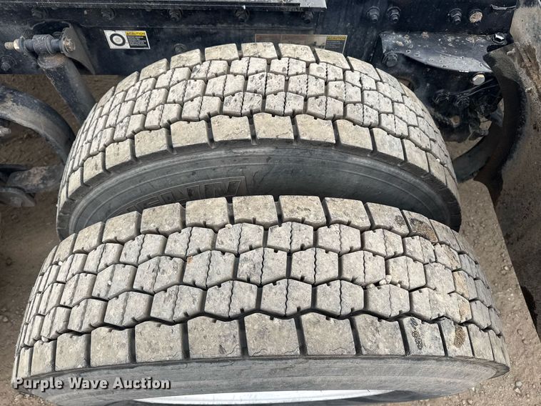 image for item DY7001 2021 Kenworth T880 semi truck