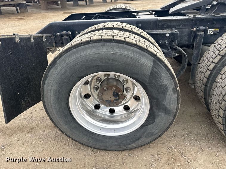 image for item DY7001 2021 Kenworth T880 semi truck