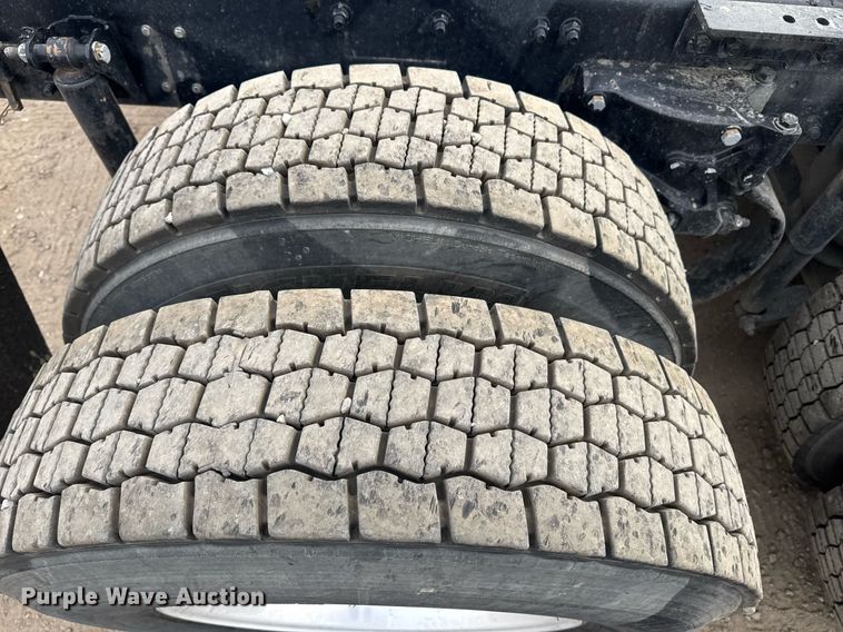 image for item DY7001 2021 Kenworth T880 semi truck