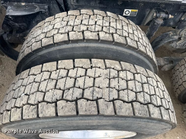 image for item DY7001 2021 Kenworth T880 semi truck