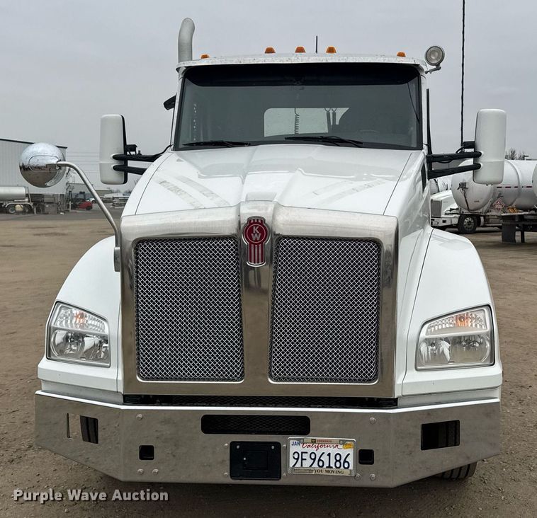 image for item DY7002 2021 Kenworth T880 semi truck