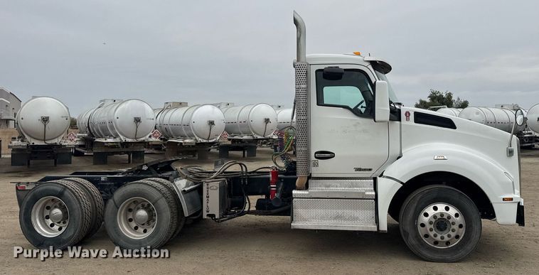 image for item DY7002 2021 Kenworth T880 semi truck