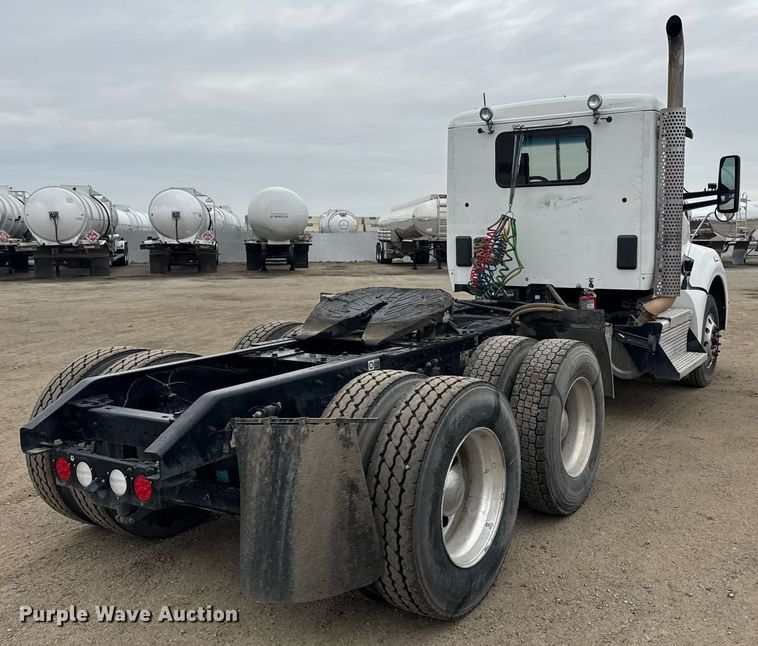 image for item DY7002 2021 Kenworth T880 semi truck