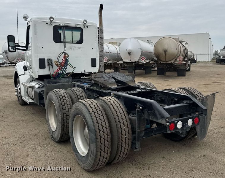 image for item DY7002 2021 Kenworth T880 semi truck