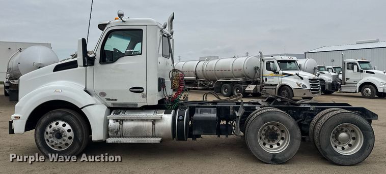 image for item DY7002 2021 Kenworth T880 semi truck