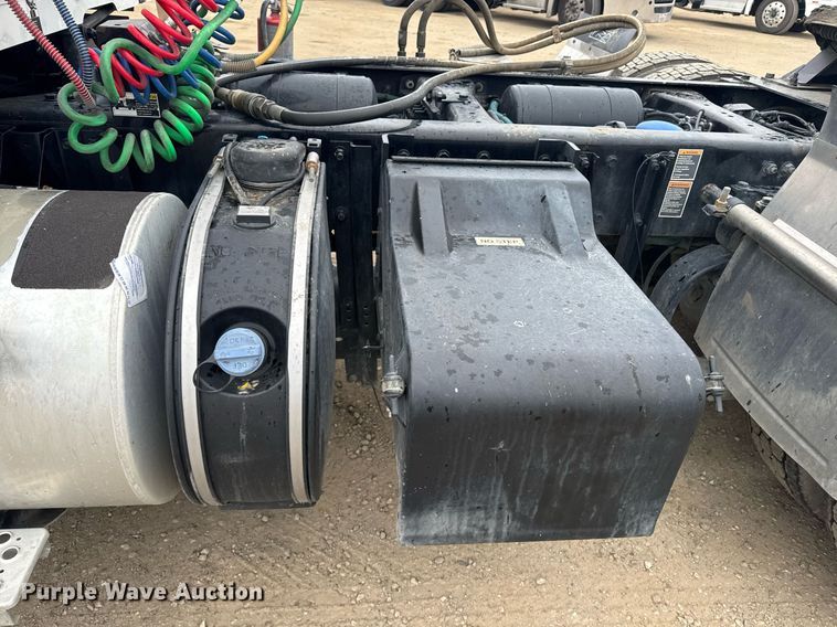 image for item DY7002 2021 Kenworth T880 semi truck