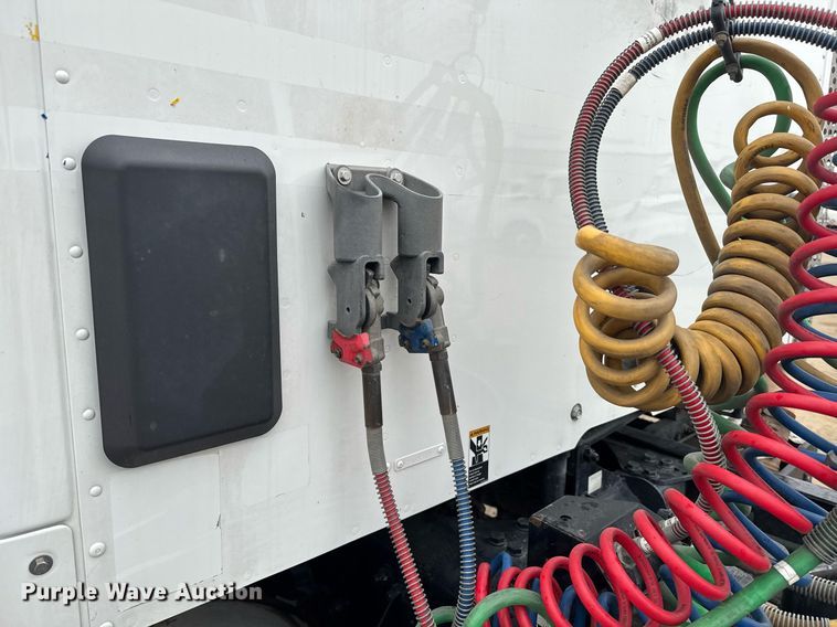 image for item DY7002 2021 Kenworth T880 semi truck