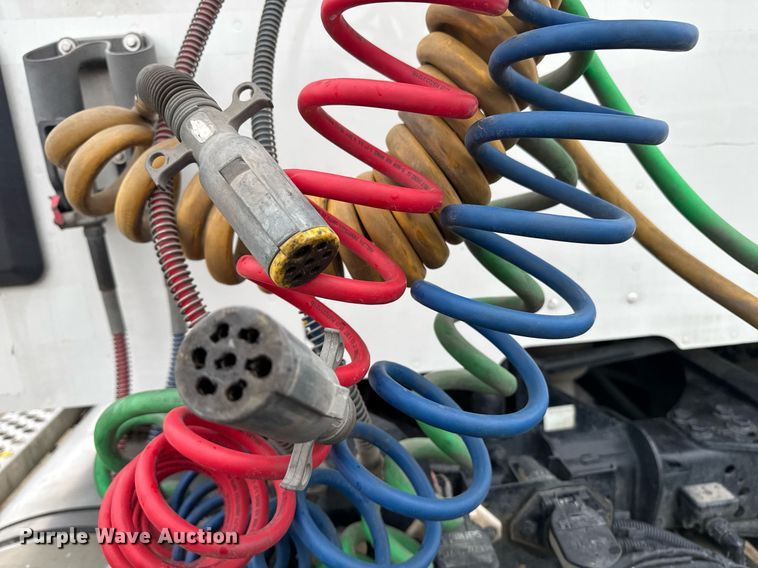 image for item DY7002 2021 Kenworth T880 semi truck