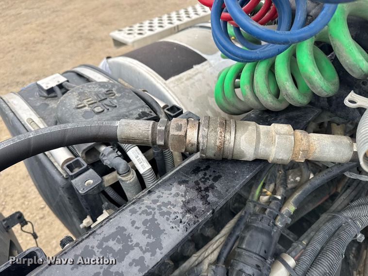 image for item DY7002 2021 Kenworth T880 semi truck