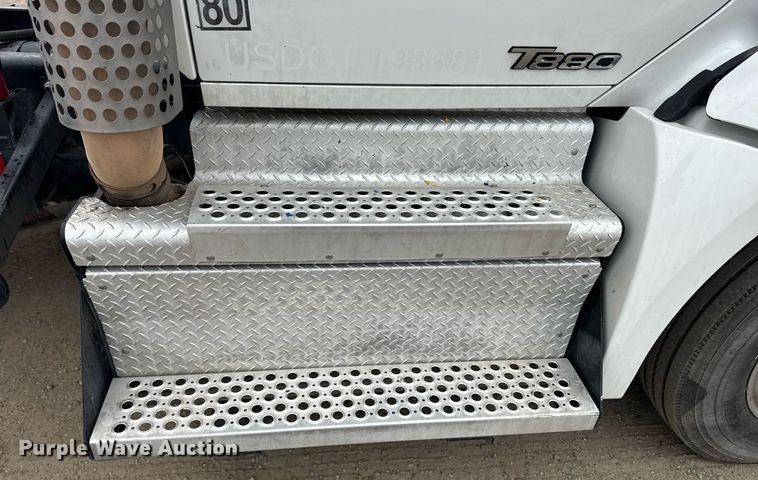 image for item DY7002 2021 Kenworth T880 semi truck