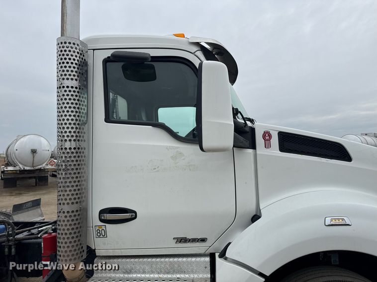 image for item DY7002 2021 Kenworth T880 semi truck