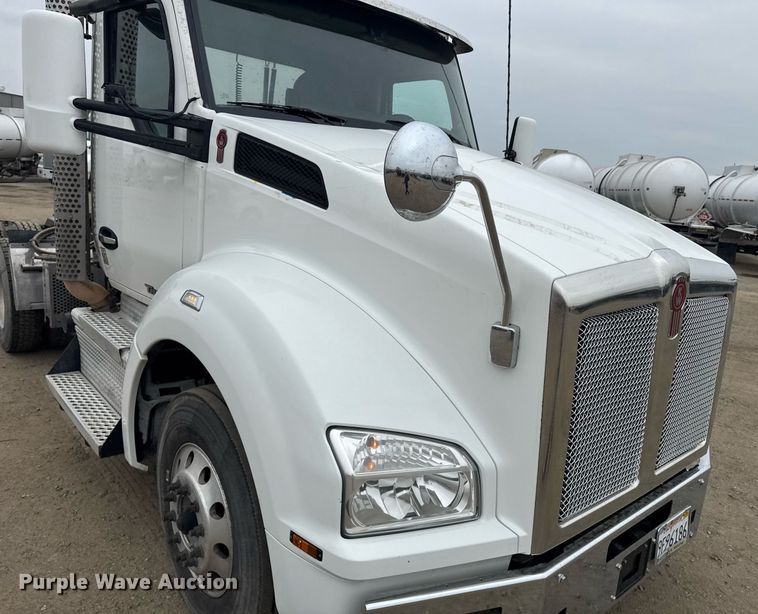 image for item DY7002 2021 Kenworth T880 semi truck
